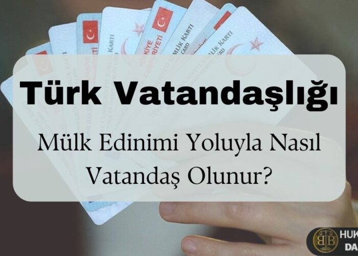 Yakın planda bir el, yelpaze şeklinde açılmış şekilde birden fazla Türkiye Cumhuriyeti kimlik kartı tutuyor. Üzerinde büyük harflerle 'Türk Vatandaşlığı' ve altında 'Mülk Edinimi Yoluyla Nasıl Vatandaş Olunur?' yazısı yer almakta. Sağ alt köşede, BB Hukuk & Legal Danışmanlık logosu bulunuyor. Görsel, yabancı yatırımcıların mülk edinerek Türk vatandaşlığı alması sürecine dair bilgilendirici bir içeriği tanıtıyor