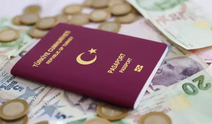 Türk vatandaşlığı başvurusu sonrası alınan Türk pasaportunu gösteren bir görsel.