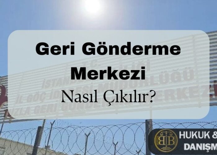 Geri Gönderme Merkezi tabelasının önünde çekilmiş bir görsel. Görselde İstanbul İl Göç İdaresi’ne bağlı Tuzla Geri Gönderme Merkezi’nin dış cephesi görülmektedir. Üst kısmında dikenli tellerle çevrili bir duvar ve giriş tabelası yer almaktadır. Gökyüzü açık ve güneş ışığı tabelaya yansımaktadır. Görselin ön planında ‘Geri Gönderme Merkezi – Nasıl Çıkılır?’ yazılı bir bilgilendirme kutusu bulunurken, sağ alt köşede BB Hukuk & Legal Danışmanlık logosu yer almaktadır. Bu görsel, geri gönderme merkezine alınan yabancılar için hukuki destek ve sınır dışı kararına itiraz süreçlerini anlatan bir bilgilendirme içeriğine aittir.